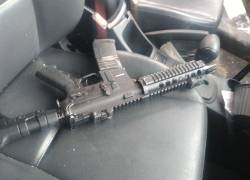 Sujetos aparentemente planificaron atacar instituciones públicas con armas y explosivos.