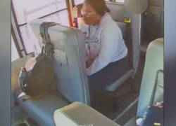 Captura de video que registró la agresión que Kiarra Jones perpetró sobre Dax, un estudiante con autismo no verbal que viajaba bajo su cuidado.