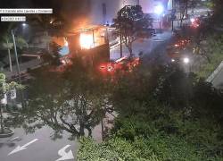 VIDEO: Incendio dentro de una discoteca en Urdesa causó alarma la madrugada de este lunes