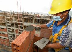 Imagen referencial de un obrero en una construcción.