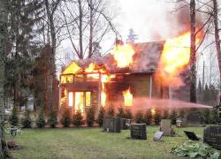 Una operadora del 911 contestó a su propio hijo, quien reportó que su casa estaba ardiendo en llamas.