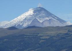El volcán ubicado en la provincia homónima se encuentra en proceso de erupción constante de ceniza y gases desde octubre de 2022.