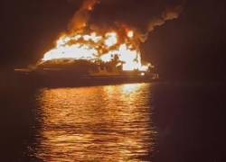 Una embarcación se incendió en las islas Galápagos.