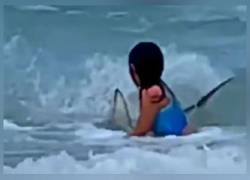 Madre graba cómo su hija huye de un tiburón en una playa de Hawái