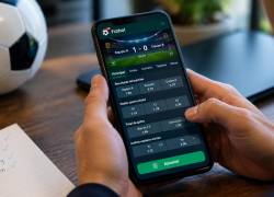 Uso de una app móvil para una apuesta de pronósticos de fútbol.