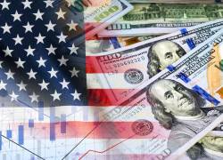 Bandera de Estados Unidos y billetes de dólares americanos.