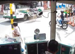 Insólito accidente en Colombia: motociclista chocó contra un bus y terminó dentro del vehículo