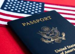 Pasaporte de Estados Unidos sobre bandera del país.