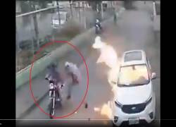 VIDEO: Hombres prenden fuego al carro de una jueza en Milagro. Ella se salvó