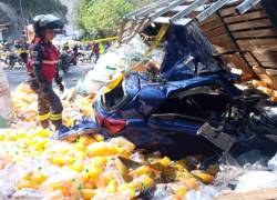 Según el reporte del Cuerpo de Bomberos de Quito, el tráiler que transportaba bebidas no alcohólicas perdió los frenos y colisionó contra cinco vehículos livianos.