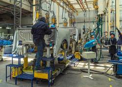 Colaboradores trabajan en proceso de ensamblaje en la planta de Ciauto