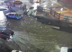 La noche de este martes 21 de marzo Guayaquil vivió una subida de marea que inundó varias calles de la urbe. (CSCG)