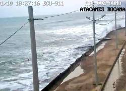 Captura de video de cámara de vigilancia que realizaba un reporte de oleaje en el perfil costanero de Atacames, ciudad de Esmeraldas.