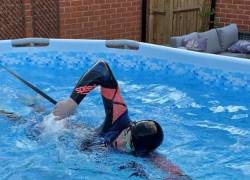Nadador británico decidió comprarse una piscina de lona, la colocó en su jardín y empezó a nadar hora tras hora