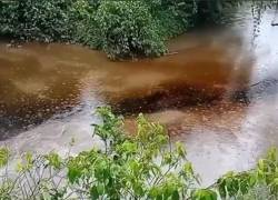 En Lago Agrio ciudadanos denunciaron el derrame de petróleo en el Río Teteye.