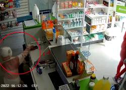 Una niña fue captada por las cámaras mientras entraba a robar en una farmacia en Ambato.