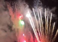 Imagen captada de los fuegos artificiales insonoros en la isla Santa Cruz, Galápagos, durante las celebraciones de Fin de Año.