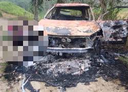 Fotografía que muestra el vehículo incinerado.