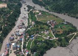 Captura de video de la cadena china de televisión CCTV que muestra vistas aéreas tras el impacto de la riada en la región de Rasuwa (Nepal).