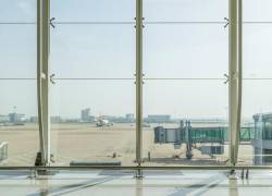 Vista desde el interior de un aeropuerto hacia la pista.
