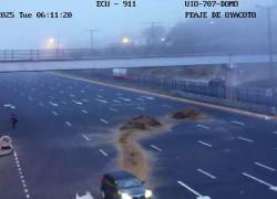 Mediante cámaras de videovigilancia, se observó a dos volquetas que arrojaron tierra sobre la vía a la altura del peaje de Oyacoto.