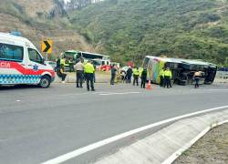 El bus se accidentó a la altura del cantón Bolívar, en la provincia de Carchi. Una persona quedó atrapada entre los fierros, pero fue rescatada.