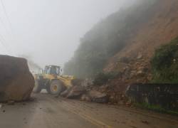 La vía está habilitada de 05:00 a 17:00, por alto riesgo de desprendimiento de material.