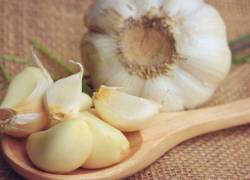 ¿Por qué se recomienda dormir con un ajo bajo la almohada?