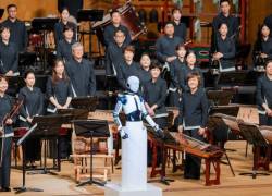 Un robot director de orquesta lleva la batuta en un concierto en Corea del Sur.