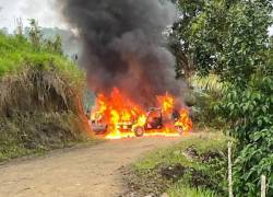 Vehículos que fueron incinerados durante el enfrentamiento registrado en Cotopaxi.