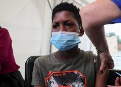 Un sanitario administra una dosis de la vacuna de Pfizer contra la covid-19 en Johanesburgo, Sudáfrica, el 4 de diciembre.