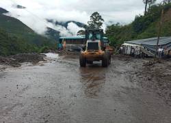 Un bus quedó atrapado por un deslave en la carretera Riobamba-Pallatanga-Guayaquil.