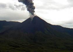 El volcán Reventador en el 2021, mientras presentaba incandescencia.