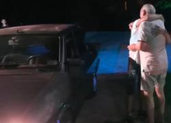 Ahorró por tres años y logró comprarle un auto a su abuelo