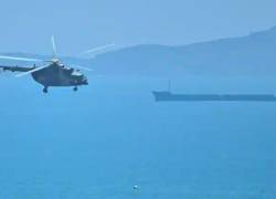 Un helicóptero militar chino sobrevolando el área en la que se está desarrollando la simulación.