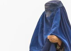 Una mujer con burka es vista en un campo de refugiados en Kabul , Afganistán, en agosto de 2021.