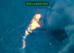 Captura de video tomado de la red social Truth Social de la cuenta @RealDonaldTrump del presidente de Estados Unidos, Donald Trump, que muestra una embarcación en llamas.