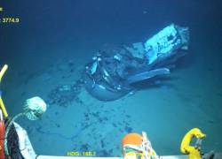 En esta imagen del 22 de junio de 2023 obtenida de la Guardia Costera de EE. UU. y los Servicios de Investigación Pelagica, restos del casco del sumergible Titán descansan en el fondo del océano.