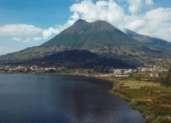 Ubicado en la provincia de Imbabura, este espacio natural se extiende a lo largo de los cantones de Ibarra, Antonio Ante y Otavalo.