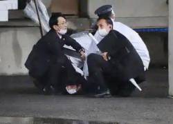 NHK mostró imágenes de los miembros de seguridad y de la policía arrestando a un individuo mientras la multitud desalojaba el lugar.