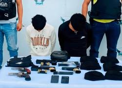 Fotografía que muestra a los dos menores de edad bajo custodia policial.