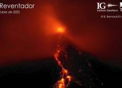 Fotografía tomada la noche del 15 de octubre de 2025, en la que se observa al volcán El Reventador en plena erupción.