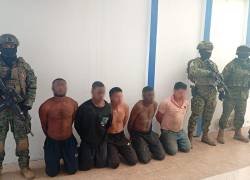 Fotografía que muestra a los cinco hombres detenidos.