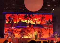 En el escenario al estilo caribeño con Beto Montenegro en la voz.