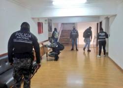 Miembros de la Policía Nacional y Fiscalía realizan un allanamiento a la Casa de la Cultura de Pichincha.