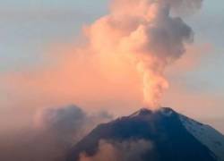 Se pudo apreciar una nube de ceniza que alcanza 1,8 kilómetros sobre el cráter