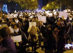 Multitudinarias protestas en contra de una política de tolerancia cero contra la Covid-19 erupcionaron varias ciudades de China, como Beijing y Shanghái.