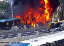 Fotografía que muestra el incendio vehicular, en la avenida Pedro Menéndez Gilbert.