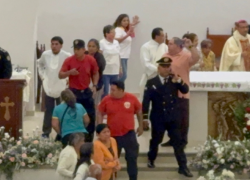 En videos difundidos en redes sociales se observa a los feligreses correr desesperados en busca de refugio.