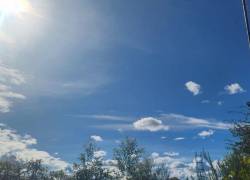 Las condiciones meteorológicas actuales presentan un cielo azul con poca nubosidad y alta radiación solar.